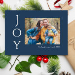 Cartes Pour Fêtes Annuelles Joie de photo minimaliste<br><div class="desc">Dites-le simplement avec ces cartes de vœux de vacances photo de 7” x 5" qui présentent le message,  "Joie, " en lettres blanches sur un fond bleu marine. Ajoutez simplement votre photo préférée,  nom(s) et année.</div>