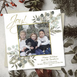 Cartes Pour Fêtes Annuelles Joie ! Sage élégant & Gold Winter Green avec photo<br><div class="desc">Cette élégante carte de vacances en forme de carré présente votre photo dans un cadre en faux feuille d'or entouré de ressorts rustiques de verdure hivernale, y compris des branches de pins et des feuilles d'eucalyptus. La légende dit : Joy! et il y a de l'espace pour un court salut...</div>