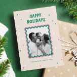 Cartes Pour Fêtes Annuelles Joli cadre de squiggle rose   vert heureux<br><div class="desc">Une carte de vacances mignonne et amusante avec un cadre photo double en rose et vert, entouré de points de confetti et "happy holiday" dans une police manuscrite mignonne. Le dos de la carte offre de la place pour un message plus long et une autre photo de la famille. Ici...</div>