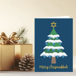 Cartes Pour Fêtes Annuelles Jote Hanoukka Christmas Tree Joyeux Chrismukkah<br><div class="desc">Cette mignonne carte Merry Chrismukkah présente un arbre de Noël vert décoré avec des ornements dreidel bleus et une étoile juive de David or en haut pour Hanoukka de combiner les 2 vacances pour une famille qui célèbre les deux.</div>