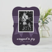 Cartes Pour Fêtes Annuelles Jote Violet Ribbon Cadeau Enveloppé dans Joy Photo (Debout devant)