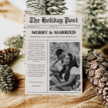 Cartes Pour Fêtes Annuelles Journal de Noël Joyeux et Marié<br><div class="desc">Répandez la fête avec une carte de Noël "Joyeux & Marié". Ce design unique imite l'aspect d'un journal classique, avec un titre ludique qui célèbre votre mariage récent. Ajoutez une photo préférée de vous en couple, ainsi que des mises à jour réconfortantes et des messages festifs qui captent l'esprit de...</div>
