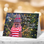 Cartes Pour Fêtes Annuelles Jours Soyez Merry Bright Russe Snowman mignon Pers<br><div class="desc">"Que vos journées soient joyeuses et brillantes." Une photo de gros plan d'un joyeux et mignon bonhomme de neige en rondins rustiques, enveloppé d'un foulard rayé rouge et blanc contre des arbres éclairés vous aide à inaugurer Noël et Nouvel An. Sentez la chaleur et la joie de la saison des...</div>