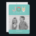 Cartes Pour Fêtes Annuelles JOY Funny Reindeer Mask Blue Christmas Photo Card<br><div class="desc">Ce drôle de "joie pour le monde", carte photo de noël/vacances, a un mot "joie" avec un sucre de canne, une couronne verdoyante avec un ruban, et un renne au nez rouge avec un masque sur un arrière - plan bleu turquoise. Au verso, un arrière - plan bleu turquoise avec...</div>