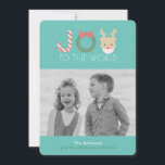 Cartes Pour Fêtes Annuelles JOY Funny Reindeer Mask Blue Christmas Photo Card<br><div class="desc">Ce drôle de "joie pour le monde", carte photo de noël/vacances, a un mot "joie" avec un sucre de canne, une couronne verdoyante avec un ruban, et un renne au nez rouge avec un masque sur un arrière - plan bleu turquoise. Au verso, un arrière - plan bleu turquoise avec...</div>