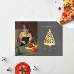 Cartes Pour Fêtes Annuelles Joy Pizza Love Chalkboard Photo<br><div class="desc">Illustration d'une tranche de pizza en forme de sapin de Noël décorée de garnitures rouges et vertes et d'une étoile au-dessus. Personnalisez le nom,  l'année et la photo. L'Arrière - plan est inspiré du tableau de bord.</div>