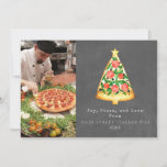 Cartes Pour Fêtes Annuelles Joy Pizza Love Christmas Italian Chalkboard Photo<br><div class="desc">Illustration de la tranche de pizza en forme de sapin de Noël surmontée d'étoiles. L'Arrière - plan est inspiré du tableau de bord. Personnalisez le nom,  l'année et la photo.</div>