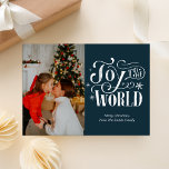 Cartes Pour Fêtes Annuelles Joy to the World Blue Calligraphy Photo Modern<br><div class="desc">Joie au Monde Blue Red Gold Calligraphy Photo Modern Holiday Card. Envoyez des voeux de vacances personnalisables et personnalisés à vos amis, collègues et famille dans des cartes de style simple, chic, élégant et moderne design photo festif, naturel minimaliste! Ci-dessous la calligraphie présente votre message de voeux personnalisé dans la...</div>