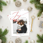 Cartes Pour Fêtes Annuelles Joy to the World Christmas Photo Holiday Card<br><div class="desc">Partagez la "joie" des vacances avec vos amis et votre famille! Ces cartes photos de vacances modernes, simples et élégants de 7 x 5 pouces disposent d'une typographie moderne en rouge sur blanc, avec un emplacement pour votre photo préférée. Et regardez le dos avec des points aléatoires qui se coordonnent...</div>