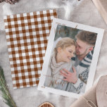 Cartes Pour Fêtes Annuelles Joyeuse et mariée Typographie de script Plaid Phot<br><div class="desc">Célébrez votre premier Noël en tant que nouveau mariés avec cette magnifique carte Joyeux & Marié Script Typographie Plaid Photo Holiday Card, avec une disposition de photo intime et un élégant caramel salé et buffle blanc rétro-réchaud. Parfait pour envoyer des voeux chaleureux de vacances à la famille et aux amis,...</div>