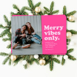 Cartes Pour Fêtes Annuelles Joyeuses vitres seulement fun rétro rose chaud Noë<br><div class="desc">Joyeuses vibes seulement cette saison des fêtes ! Envoyez une carte de vacances amusante de style rétro avec cette carte de Noël rose vif avec une photo. Le type rose vif de la gorge dit "joyeuses vibes seulement" et il a également de la place pour un message personnalisé, nom et...</div>