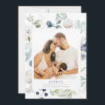 Cartes Pour Fêtes Annuelles Joyeux Arctic Winter Botanical Photo Bleu<br><div class="desc">Joyeux Arctic Winter botanical,  carte de vacances multi-photo. Caractéristiques de la carte,  cadre d'aquarelle élégante de baies d'hiver,  coton,  feuille et chardon avec coordination du support et du texte bleu. Une photo à l'avant et deux photos à l'arrière.</div>
