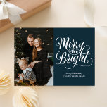 Cartes Pour Fêtes Annuelles Joyeux bleu clair Calligraphie moderne Photo<br><div class="desc">Carte de vacances photo moderne Joyeuse et Bleue Clair Calligraphie. Envoyez des voeux de vacances personnalisables et personnalisés à vos amis, collègues et famille dans des cartes de style simple, chic, élégant et moderne design photo festif, naturel minimaliste! Ci-dessous la calligraphie présente votre message de voeux personnalisé dans la typographie...</div>