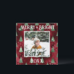 Cartes Pour Fêtes Annuelles Joyeux & Bright Photo Parties scintillant métalliq<br><div class="desc">Joyeuse typographie. Faux métallique rouge avec pins métalliques verts avec votre photo préférée au centre. Personnalisez avec votre message et votre nom à l'envers. La carte de voeux de vacances parfaite.</div>