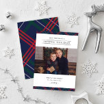 Cartes Pour Fêtes Annuelles Joyeux Elegant Marine Rouge Vert Tartan Photo Plai<br><div class="desc">L'élégante carte photo de Noël "Joyful Holiday" présente un classique bleu marine, vert chasseur, et rouge écossais, une bordure en carton écossais avec un arrière - plan blanc croustillant minimal pour mettre en évidence votre photo de vacances préférée. Le texte moderne en gris charbon peut être entièrement personnalisé avec votre...</div>