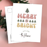 Cartes Pour Fêtes Annuelles Joyeux et brillant couleur rétro Pas de photo Noël<br><div class="desc">Ajoutez une touche de nostalgie vintage à vos cartes de Noël grâce à ce design coloré de carte postale Joyeux et Vacances Lumineuses. Avec des polices rétro dans des couleurs festives rouge, vert et rose qui lisent "Joyeux & Lumineux" avec un espace pour votre message personnalisé sur le dos. Ce...</div>