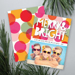 Cartes Pour Fêtes Annuelles Joyeux et brillant Gras Coloré Points Confetti Pho<br><div class="desc">Cette carte moderne et amusante tropicale de Noël / vacances comprend le mot "Joyeux et brillant" en gras de typographie blanche sur un grand, gras et coloré rose chaud fuchsia, rose roux et vert clair confetti pois arrière - plan et une photo de famille préférée. Le dos de la carte...</div>