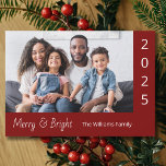 Cartes Pour Fêtes Annuelles Joyeux et brillant moderne rouge photo de famille<br><div class="desc">Carte de voeux photo Joyeuse et brillante de Noël, avec une famille moderne et un design de typographie simple. Placée sur un arrière - plan rouge festif, cette carte possède une typographie personnalisable où vous ajoutez votre propre texte. Vous remplacez également la photo par la vôtre pour ajouter la personnalisation....</div>