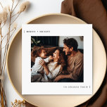 Cartes Pour Fêtes Annuelles Joyeux et lumineux minimaliste photo de Noël de la<br><div class="desc">Prenez la joie de la saison festive avec notre carte photo de famille "Merry & Bright". Doté d'un design minimaliste moderne et d'un texte de machine à écrire vintage, cette carte présente avec soin vos moments de famille. L'élégant design recouvert de deux côtés offre une touche unique, ce qui en...</div>