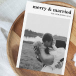 Cartes Pour Fêtes Annuelles Joyeux et marié moderne minimaliste photo Noël<br><div class="desc">Cherishing Love & Celebrating First : 'Merry & Married' Christmas Card Célébrez la joie d'être 'Merry & Married' avec notre carte de Noël spécialement conçue pour les couples marquant leur premier Noël ensemble en couple marié. La carte présente un design moderne et minimaliste en noir et blanc, avec une photo...</div>