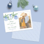 Cartes Pour Fêtes Annuelles Joyeux Et Marié Monogramme Joyeux Noël Photo<br><div class="desc">** Crédit photo : Photographie © Storytree Studios, Stanford, CA ** / Design chic de carte photo de Noël bleu et blanc avec une branche de sapin décorée de billes motifs de chinoiserie bleu et blanc. La bille centrale contient de l'espace pour un monogramme marié de 3 lettres. L'envers est...</div>