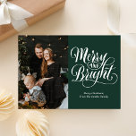 Cartes Pour Fêtes Annuelles Joyeux et vert brillant Calligraphie moderne<br><div class="desc">Joyeuse et brillante calligraphie verte Carte de vacances photo moderne. Envoyez des voeux de vacances personnalisables et personnalisés à vos amis, collègues et famille dans des cartes de style simple, chic, élégant et moderne design photo festif, naturel minimaliste! Ci-dessous la calligraphie présente votre message de voeux personnalisé dans la typographie...</div>