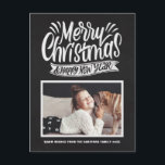 Cartes Pour Fêtes Annuelles Joyeux Joyeux Noël en tableau noir russe<br><div class="desc">Joyeux Noël et bonne année ! Envoyez vos salutations de vacances à votre famille et à vos amis avec cette carte postale sur le thème du tableau de bord. Il présente une typographie à la craie rustique avec un arrière - plan en faux tableau. Personnaliser en ajoutant des photos, des...</div>