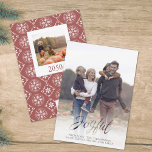 Cartes Pour Fêtes Annuelles Joyeux Joyeux Script Red Winter Flocon de neige 1<br><div class="desc">un script Joyful simple dans un style de calligraphie simple. Cette Carte Photo de Noël a une bordure blanche avec un effet flou plume et le mot Joyful est découpé. Votre photo ou image s'insère sous ce graphique pour créer un effet superposé. Avec un élégant motif nordique de flocon de...</div>