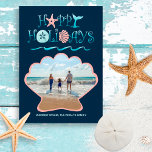 Cartes Pour Fêtes Annuelles Joyeux littoral | Navy Beach Seashell Photo<br><div class="desc">Carte photo de Noël à thème Plage avec coquillage tropical "Happy Holidays", queue de baleine et typographie des vagues de l'océan avec découpe de coquillages de coquillages qui encadre votre photo personnalisée. Le côté inverse est un motif nautique et tourbillonne sur un arrière - plan bleu marine. Oeuvre originale KL...</div>