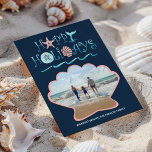 Cartes Pour Fêtes Annuelles Joyeux littoral | Navy Beach Seashell Photo<br><div class="desc">Carte photo de Noël à thème Plage avec coquillage tropical "Happy Holidays", queue de baleine et typographie des vagues de l'océan avec découpe de coquillages de coquillages qui encadre votre photo personnalisée. Le côté inverse est un motif nautique et tourbillonne sur un arrière - plan bleu marine. Oeuvre originale KL...</div>