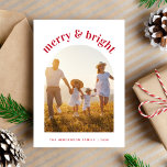 Cartes Pour Fêtes Annuelles Joyeux Noël Bright Family Arche Photo<br><div class="desc">Carte de vacances minime avec votre photo dans un cadre voûté. "joyeux & lumineux" est écrit ci-dessus dans la typographie rouge moderne à la mode. Personnalisez vos noms et l'année en simple typographie rouge. Au verso,  ajoutez deux photos supplémentaires et un message personnalisé.</div>