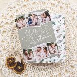 Cartes Pour Fêtes Annuelles Joyeux Noël Calligraphie Sage Green 6 Photos<br><div class="desc">Répandez des vacances joyeuses avec cette charmante carte photo de Noël verte à la sauge! Le devant présente "Joyeux Noël" en calligraphie manuscrite ludique, avec votre nom de famille et l'année cachée dans l'un des fleuris. Ajoutez une touche personnelle avec six photos personnalisées — trois en haut et trois en...</div>