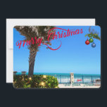 Cartes Pour Fêtes Annuelles Joyeux Noël de Vero Beach Floride Oceanfront<br><div class="desc">Joyeux Noël de Vero Beach, Floride ! Cette carte de voeux colorée à thème tropical présente une photo d'une belle zone en bord de mer de Vero Beach, tout décorée pour les vacances. Le design festif comprend des lumières de Noël sur la verdure, des boules de Noël accrochées à une...</div>