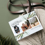 Cartes Pour Fêtes Annuelles Joyeux Noël hiver Dusty Calligraphie Botanique<br><div class="desc">Voici notre joyeux Noël hiver Dusty Calligraphy Photo Holiday Carte postale! Cette belle carte présente trois de vos photos préférées, parfaitement arrangée avec un arrangement tendance et ample de cônes de sapin d'hiver et de verdure botanique. La calligraphie lettrée à la main ajoute une touche de charme et d'élégance, ce...</div>