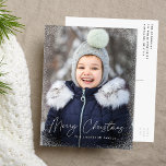 Cartes Pour Fêtes Annuelles Joyeux Noël moderne Script Flurries à neige Photo<br><div class="desc">Souhaitez à vos amis et à votre famille un Joyeux Noël avec une carte postale de vacances mignonne! La carte postale présente votre photo verticale à l'avant avec de subtiles flocons de neige bordant la carte. "Joyeux Noël" est affiché dans un script de calligraphie blanc et tendance avec le nom...</div>
