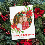 Cartes Pour Fêtes Annuelles Joyeux Noël Poinsettia Festive Famille Photo<br><div class="desc">Une belle floraison de poinsettia rouge à feuilles saintes entoure votre photo de famille festive au-dessus de Joyeux Noël. Des enfants lumineux et gais photographient des cartes de fin de année avec de jolies fleurs et des feuilles créant la bordure supérieure et inférieure sur le dos.</div>
