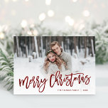Cartes Pour Fêtes Annuelles Joyeux Noël Rouge Script photo superposition<br><div class="desc">Cartes photos de Noël imprimées sur mesure et abordables avec des modèles simples pour la personnalisation. Cet élégant design moderne présente un script rouge bordeaux Joyeuse typographie de Noël superposée sur votre photo de fond de sang. Personnalisez-le avec vos photos, nom de famille, année ou autre texte personnalisé. Les cartes...</div>