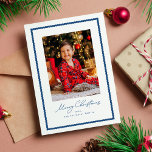 Cartes Pour Fêtes Annuelles Joyeux Noël simple bleu ondulé photo<br><div class="desc">Avec son cadre bleu ondulé mignon, cette carte de Noël en une photo est la meilleure façon d'envoyer la joie des vacances. "Joyeux Noël" dans un script amusant est assis sous une seule photo verticale et pair avec votre texte personnalisé. Cette carte de séjour simple conviendra aux familles, aux couples...</div>