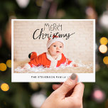 Cartes Pour Fêtes Annuelles Joyeux Noël simple photo moderne<br><div class="desc">Envoyez cette carte postale de Noël simple et moderne à votre famille et à vos amis. Cette carte de Noël est personnalisable en ajoutant une de vos photos préférées, votre nom de famille et l'année, et comporte un texte de superposition tendance qui dit "Joyeux Noël" dans les polices manuscrites modernes....</div>