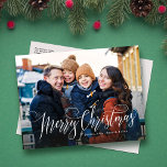 Cartes Pour Fêtes Annuelles Joyeux Noël simple script photo de famille<br><div class="desc">Cette simple carte postale classique présente "Joyeux Noël" en script au bas d'une seule photo horizontale. Cette carte photo de Noël est parfaite pour une utilisation comme carte de Noël familiale. Le dos de la carte offre de la place pour une deuxième photo et un message personnalisé plus long ou...</div>