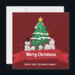 Cartes Pour Fêtes Annuelles Joyeux Noël Snowman Famille mignonne Custom<br><div class="desc">Cette jolie carte de Noël présente une adorable famille de bonhomme de neige qui dessine devant un magnifique sapin de Noël. La bannière rouge festive est customisée de votre propre texte et le dos peut être personnalisé avec votre propre salutation de vacances pour Noël.</div>