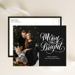 Cartes Pour Fêtes Annuelles Joyeux noir brillant Calligraphie moderne Photo<br><div class="desc">Carte postale Joyeuse et brillante Black Calligraphy Modern Photo Holiday. Envoyez des voeux de vacances à vos proches avec cette carte de vacances moderne et festive. Tous les textes sont pré-arrangés pour que vous personnalisiez facilement et rapidement avec vos propres détails. Joyeuses fêtes !</div>