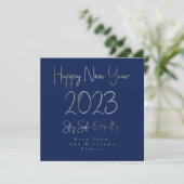 Cartes Pour Fêtes Annuelles Joyeux Nouvel An 2023 Élégant Argent Script Blue (Debout devant)