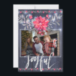 Cartes Pour Fêtes Annuelles Joyeux Rustic Blue Grange Bois Noël 3 Photos<br><div class="desc">Style de ferme moderne traditionnel inspiré 2 visages de Noël carte photo collage sur un arrière - plan en bois de grange bleu marine avec des cordes blanches de lumières scintillantes avec un grand bouquet poinsettia corail rouge, rose et gris aquarelle et deux bordures florales. "Joyeux" écriture manuscrite sur le...</div>
