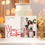 Cartes Pour Fêtes Annuelles Joyeux Script rouge Noël Une photo<br><div class="desc">Célébrez la saison avec ce script rouge festif Joyeux Noël une carte de vacances photo avec une touche de charme élégant. Le design chic présente une palette de couleurs simples rouge et blanc, évoquant l'esprit cosy de l'hiver. Son attrait moderne et unique et sa formulation rustique créent un équilibre parfait...</div>