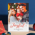 Cartes Pour Fêtes Annuelles Joyeux Script Winter Flammes de neige de Noël Phot<br><div class="desc">Envoyez vos voeux de la saison avec cette "Joyeuse Typographie Snowflakes Overlay Christmas Photo Holiday Card". Pour plus de personnalisation,  cliquez sur le lien "customiser plus" et utilisez notre outil de conception pour modifier ce modèle.</div>