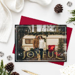 Cartes Pour Fêtes Annuelles Joyeux Twinkle Lights et Stars Gold Foil Photo<br><div class="desc">Une carte de voeux de Noël à la fois élégante et moderne. Carte photo Full-bleed dispose d'une photo préférée avec un design unique et fantaisiste de superposition de typographie serif "Joyeuse" qui a des accents d'étoiles scintillantes et de lumières. Personnalisez le texte personnalisé avec l'année, votre salutation de vacances préférée,...</div>