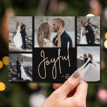 Cartes Pour Fêtes Annuelles JOYFUL Christmas Photo<br><div class="desc">Les cartes de fin de année de Noël multiphoto mettent en vedette vos noms et le mot Joyful en lettres chic sur un arrière - plan noir. Il vous suffit de télécharger vos photos préférées et d'ajouter votre personnalisation au dos. Sélectionnez Haute Définition pour obtenir la meilleure qualité de photo....</div>