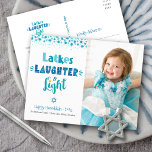 Cartes Pour Fêtes Annuelles Latkes Laughter Light Fun Modern Hanoukka Photo<br><div class="desc">"Latkes, rires & lumières." Une typographie fantaisiste et artisanale, accompagnée d'une Star of David motif aléatoire en bleu poussiéreux, turquoise et turquoise sur un arrière - plan blanc, ainsi que la photo de votre choix, vous aide à ouvrir Hanoukka. Sentez la chaleur et la joie de la saison des Fêtes...</div>