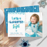 Cartes Pour Fêtes Annuelles Latkes Laughter Light Hanoukka Photo Fun Modern<br><div class="desc">"Latkes, rires & lumières." Une typographie fantaisiste et artisanale, accompagnée d'une Star of David motif aléatoire en bleu poussiéreux, turquoise et turquoise sur un arrière - plan blanc, ainsi que la photo de votre choix, vous aide à ouvrir Hanoukka. Des lignes blanches dessinées à la main et une étoile de...</div>